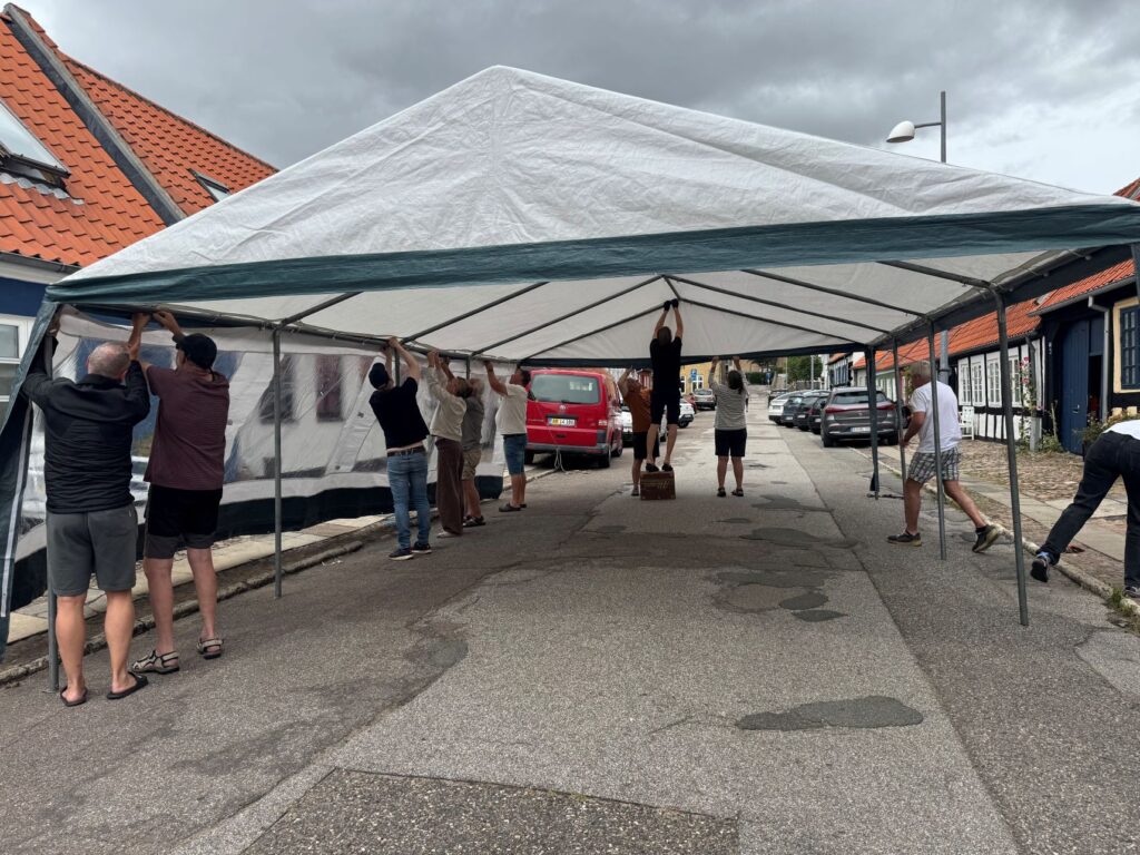 Beboere i Borgergadekvarteret rejser foreningens vejfest-telt på gaden